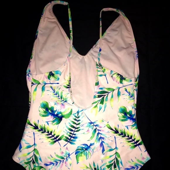 🌿 Forever 21 Tropical One-Piece Swimsuit - Picture 3 of 4